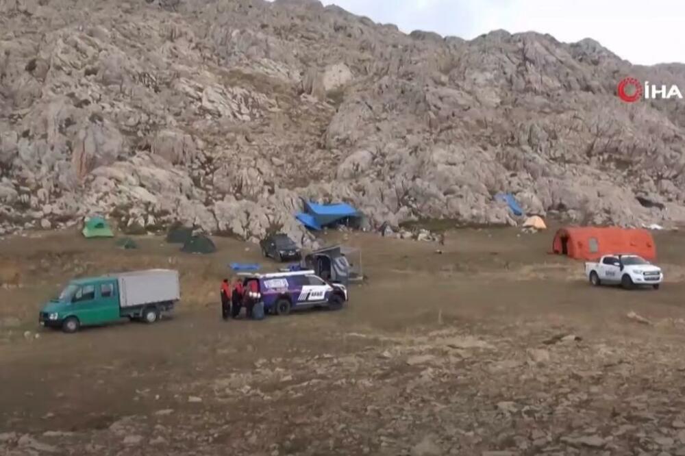 Spasilački timovi ispred vrtače u kojoj se nalazi Diki, Foto: Printscreen/Youtube