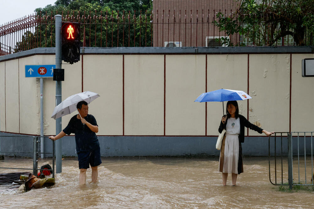 <p>Meteorološki zavod saopštio je da je pljusak, koji je počeo u četvrtak, najveći u Hongkongu u skoro 140 godina</p>