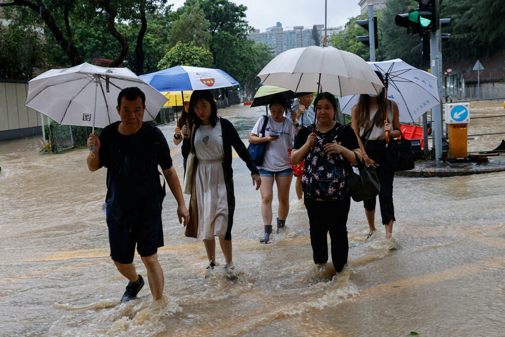 <p>Meteorološki zavod saopštio je da je pljusak, koji je počeo u četvrtak, najveći u Hongkongu u skoro 140 godina</p>