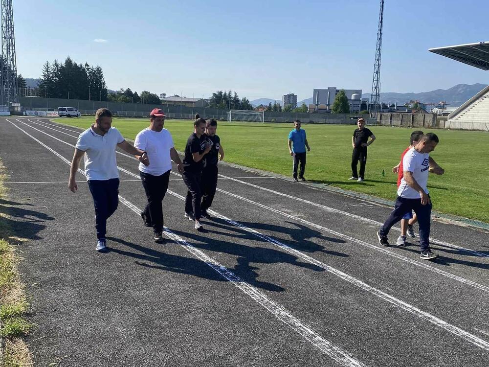 <p>Medalje najuspješnijima, a na takmičenju koje organizuje SK Specijalna olimpijada Nikšić" svi su pobjednici, uručili su fudbaleri „Sutjeske“, Vladan Giljen, Marko Vučetić i Dragan Grivić, kao i Mrdelja Čvorović ispred volontera nikšićkog Crvenog krsta</p>