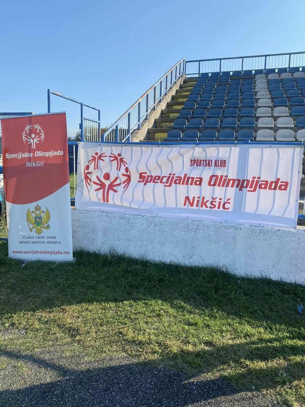 <p>Medalje najuspješnijima, a na takmičenju koje organizuje SK Specijalna olimpijada Nikšić" svi su pobjednici, uručili su fudbaleri „Sutjeske“, Vladan Giljen, Marko Vučetić i Dragan Grivić, kao i Mrdelja Čvorović ispred volontera nikšićkog Crvenog krsta</p>