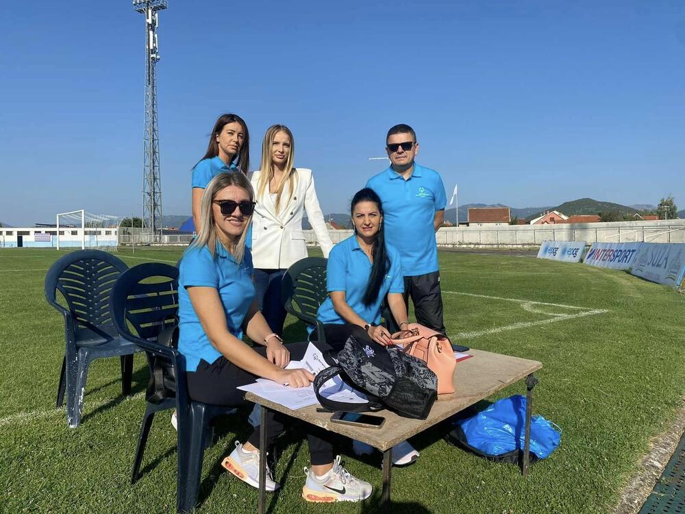 <p>Medalje najuspješnijima, a na takmičenju koje organizuje SK Specijalna olimpijada Nikšić" svi su pobjednici, uručili su fudbaleri „Sutjeske“, Vladan Giljen, Marko Vučetić i Dragan Grivić, kao i Mrdelja Čvorović ispred volontera nikšićkog Crvenog krsta</p>