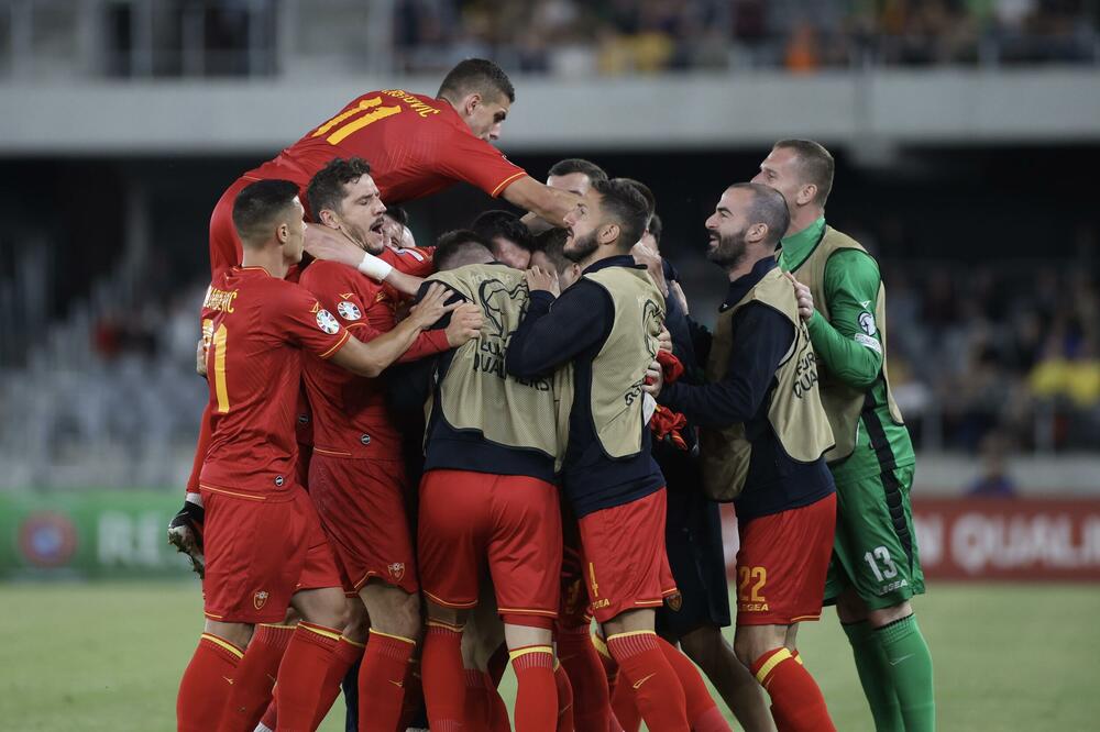 Slavlje kratko trajalo: Crnogorski fudbaleri nakon gola Savića za 1:2, Foto: FSCG