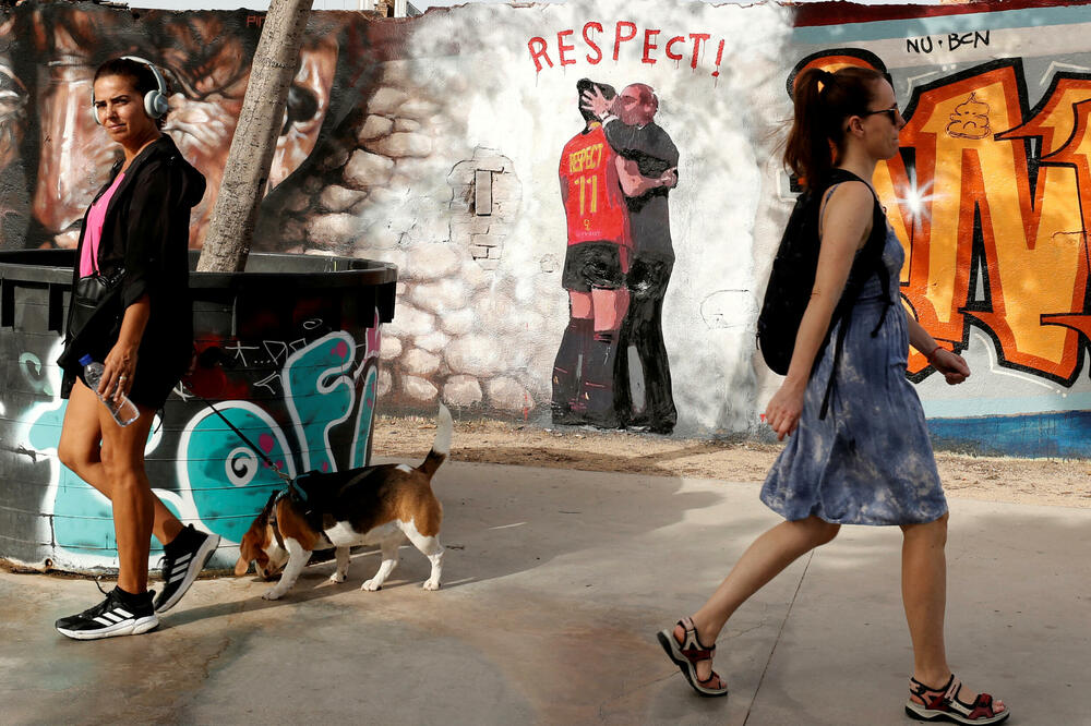 Mural u Barseloni povodom spornog poljupca, Foto: Reuters