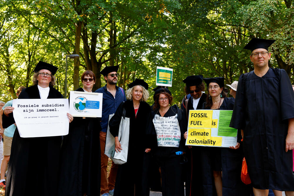 <p>Nosili su transparente sa natpisima poput "Subvencije za fosilna goriva nisu kul" i upozorili da su ekstremne temperature izmjerene širom svijeta ovog ljeta simbol budućnosti ako se ne izbaci upotreba fosilnih goriva<br /> </p>