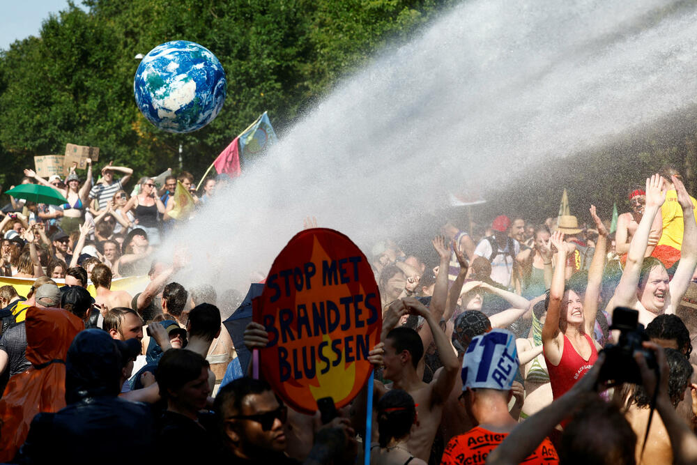 <p>Nosili su transparente sa natpisima poput "Subvencije za fosilna goriva nisu kul" i upozorili da su ekstremne temperature izmjerene širom svijeta ovog ljeta simbol budućnosti ako se ne izbaci upotreba fosilnih goriva<br /> </p>
