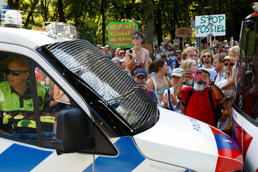 <p>Nosili su transparente sa natpisima poput "Subvencije za fosilna goriva nisu kul" i upozorili da su ekstremne temperature izmjerene širom svijeta ovog ljeta simbol budućnosti ako se ne izbaci upotreba fosilnih goriva<br /> </p>