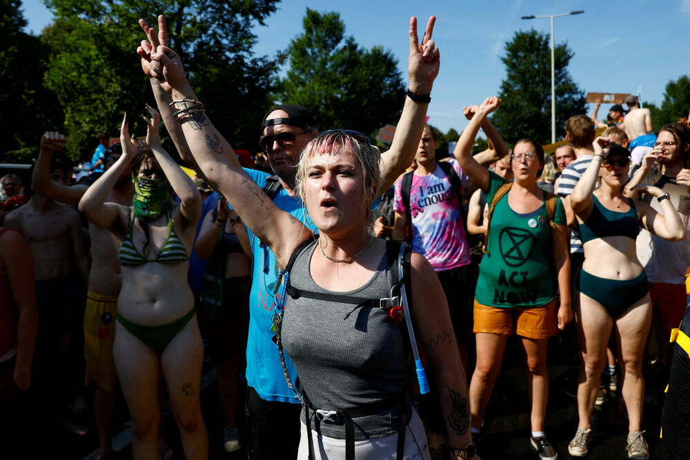 <p>Nosili su transparente sa natpisima poput "Subvencije za fosilna goriva nisu kul" i upozorili da su ekstremne temperature izmjerene širom svijeta ovog ljeta simbol budućnosti ako se ne izbaci upotreba fosilnih goriva<br /> </p>