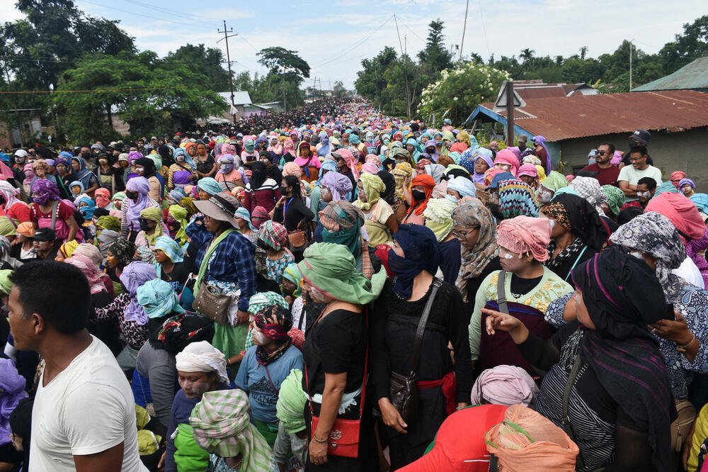 Ljudi iz zajednice Meitei okupljaju se tokom protesta tražeći uklanjanje vojnih barikada u okrugu Bišnupur, u sjeveroistočnoj državi Manipur, Foto: Reuters