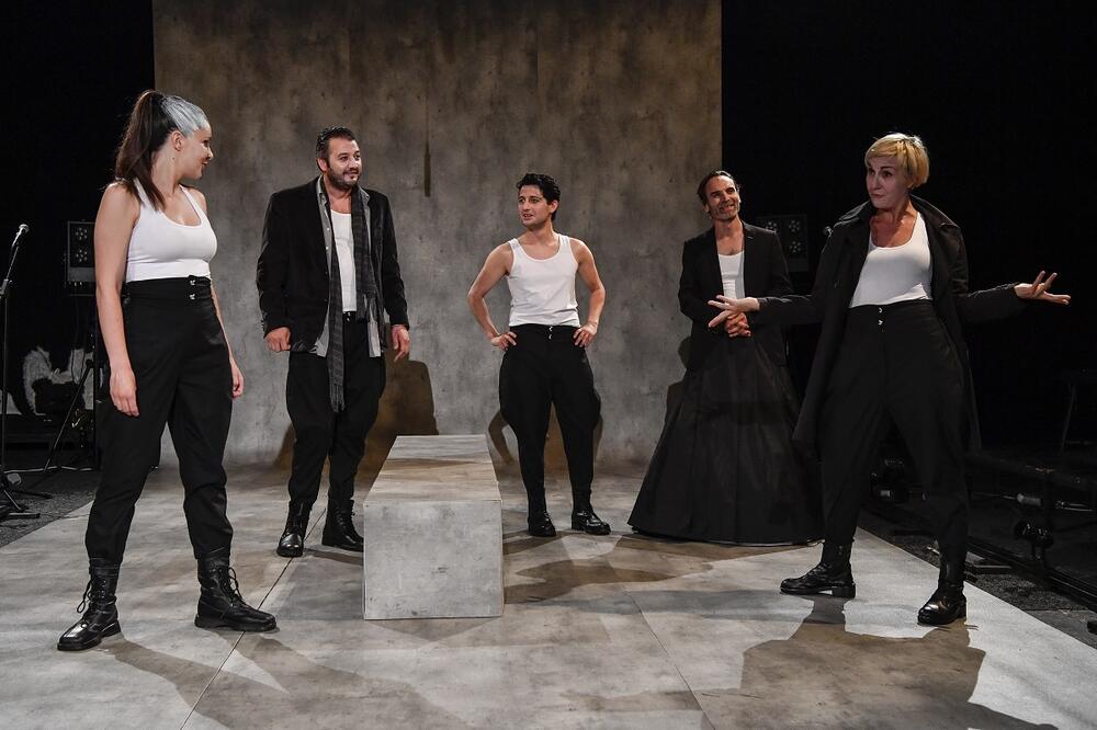 Scena sa početka predstave