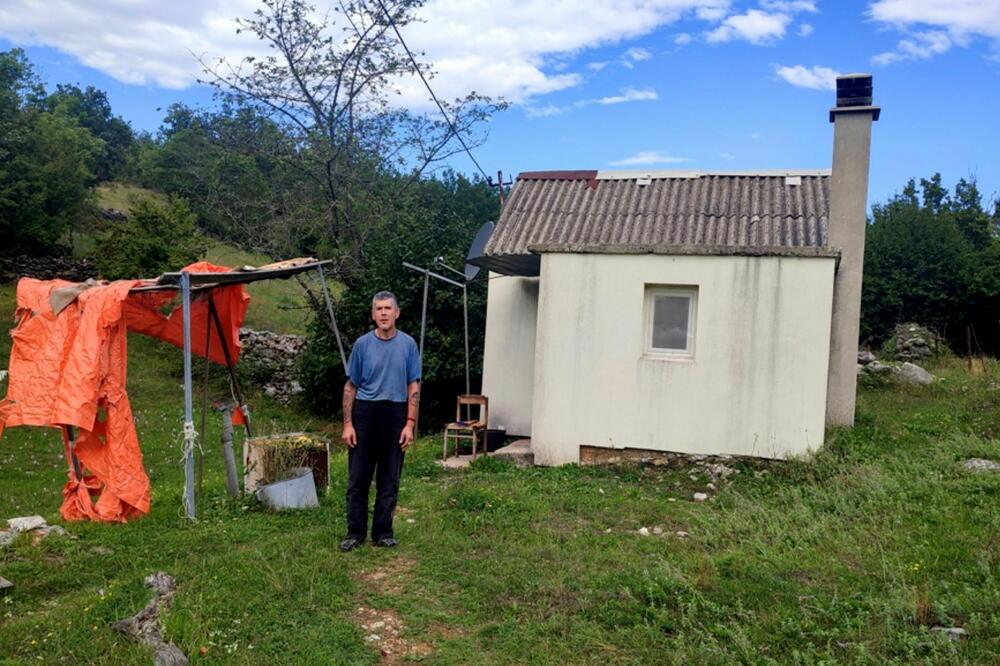 Milić Delibašić ispred svoje kuće, Foto: Svetlana Mandić