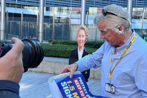 Šef Rajanera dobio tortu u lice od ekoloških aktivistkinja:...