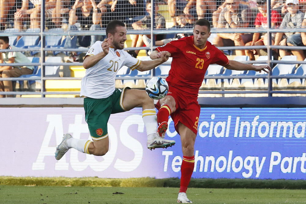 Viktor Popov i naš Adam Marušić tokom utakmice u kojoj su Bugari poraženi od desetorice Crnogoraca, Foto: Reuters