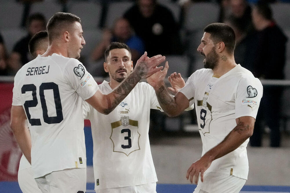 Mitrović proslavlja gol sa Milinković-Savićem i Mladenovićem, Foto: Reuters