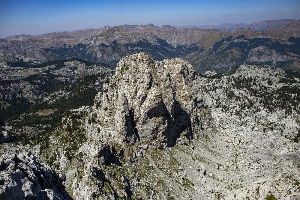 <p>Planinari iz gotovo svih crnogorskih gradova, ali i iz država okruženja, odali počast žrtvama avionske nesreće Poginulo je svih 35 putnika i šest članova posade</p>