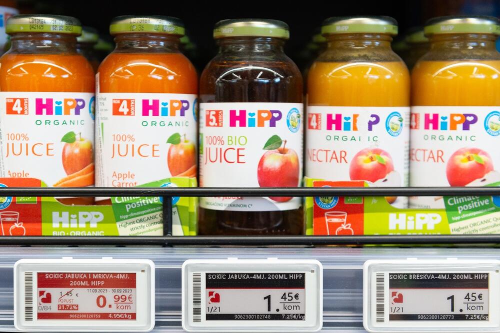 <p>Na zadovoljstvo kupaca, danas su ponovo otvorena vrata Voli marketa u Ulici serdara Jola Piletića, u Momišićima.</p>