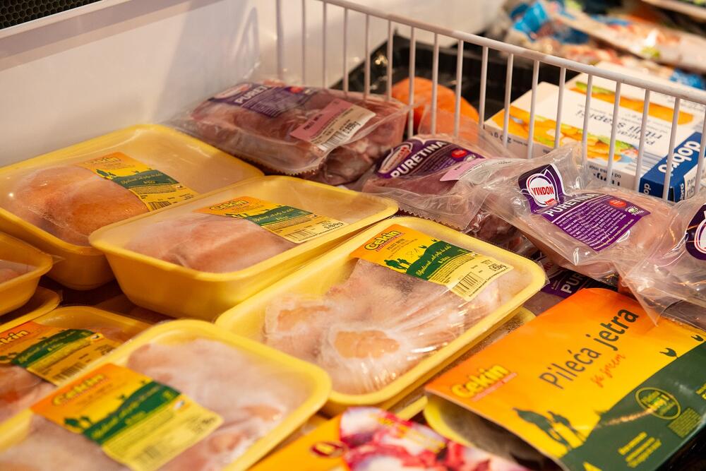 <p>Na zadovoljstvo kupaca, danas su ponovo otvorena vrata Voli marketa u Ulici serdara Jola Piletića, u Momišićima.</p>