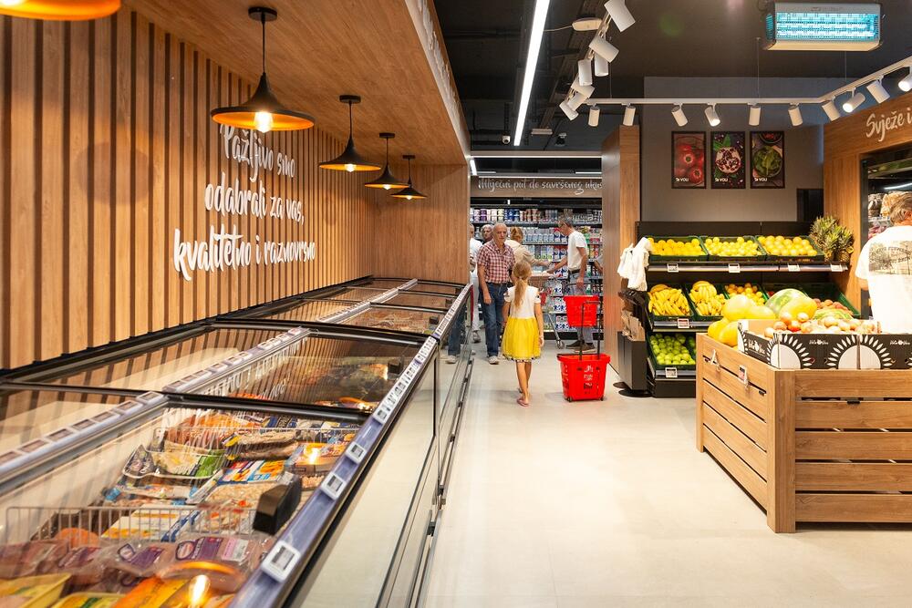 <p>Na zadovoljstvo kupaca, danas su ponovo otvorena vrata Voli marketa u Ulici serdara Jola Piletića, u Momišićima.</p>