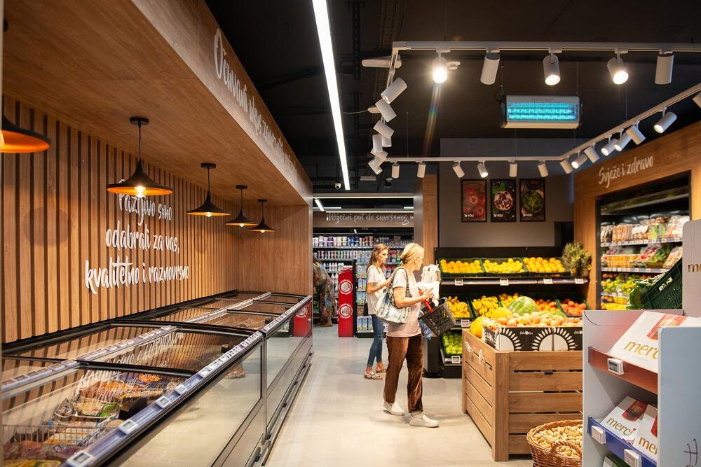 <p>Na zadovoljstvo kupaca, danas su ponovo otvorena vrata Voli marketa u Ulici serdara Jola Piletića, u Momišićima.</p>