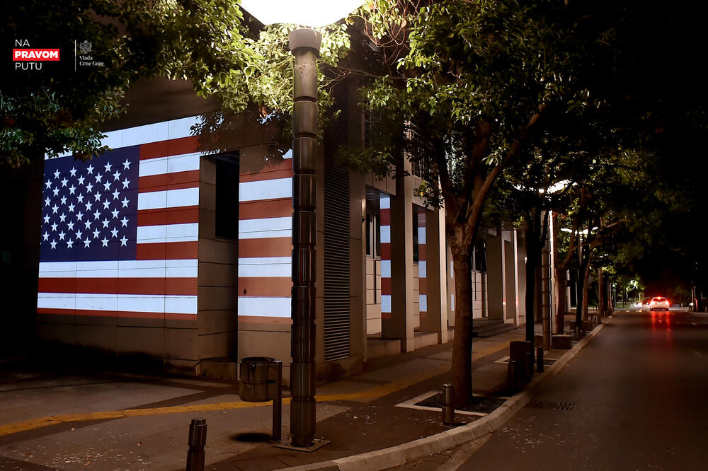 Zgrada Vlade u bojama američke zastave, Foto: Vlada Crne Gore