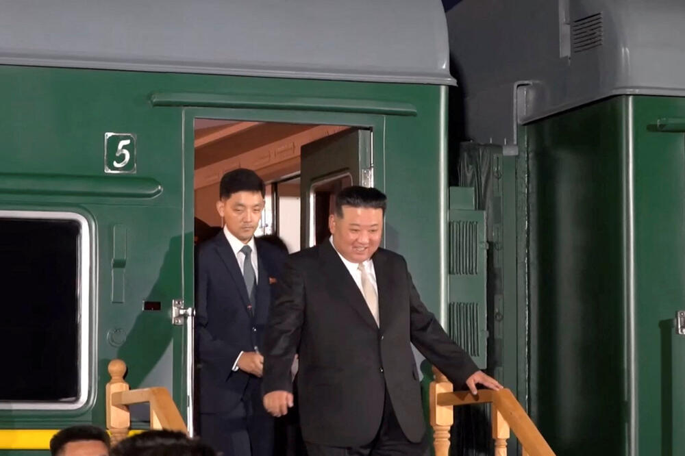 Kim Džong Un izlazi iz voza, Foto: Reuters