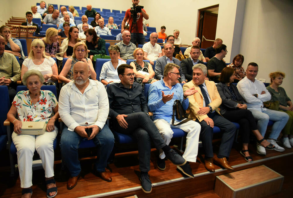 <p>Prof. Darko Žubrinić, predsjednik Društva prijatelja glagoljice i sekretarka Društva Mirna Lipovac održali su predavanje u Podgorici povodom 130 godina od štampanja prvog izdanja hrvatsko-glagoljskog Misala</p>