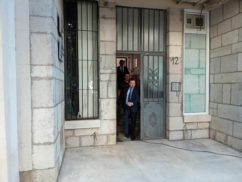 <p>Abazović, Kovač i Adžić posjetili stan iz kojeg je probijen tunel do Višeg suda</p>