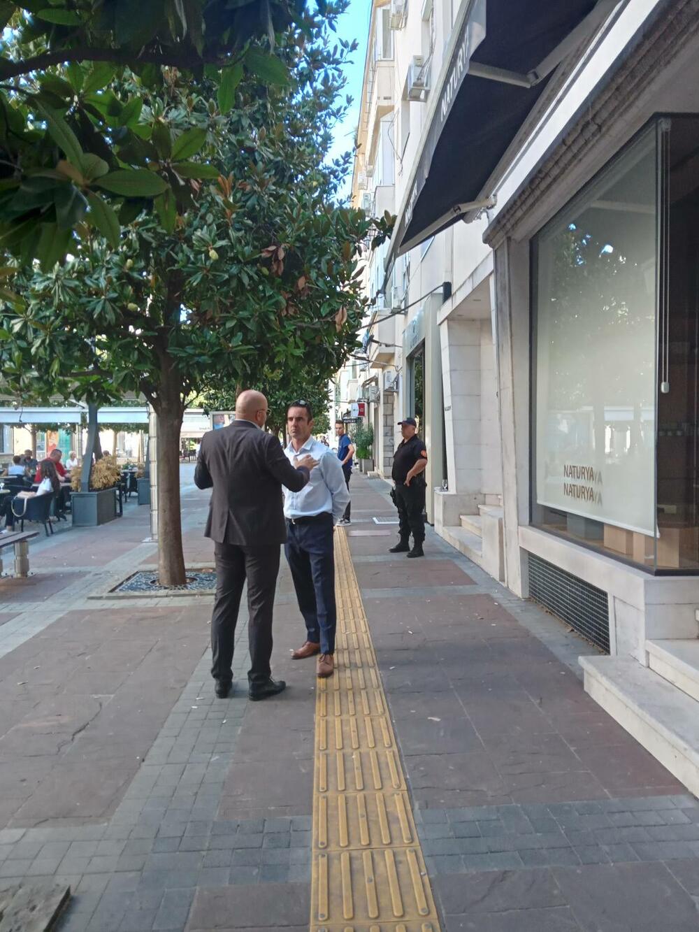 <p>Abazović, Kovač i Adžić posjetili stan iz kojeg je probijen tunel do Višeg suda</p>