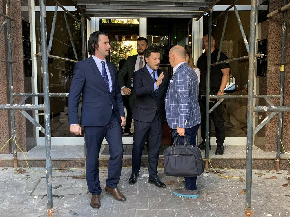 <p>Abazović, Kovač i Adžić posjetili stan iz kojeg je probijen tunel do Višeg suda</p>