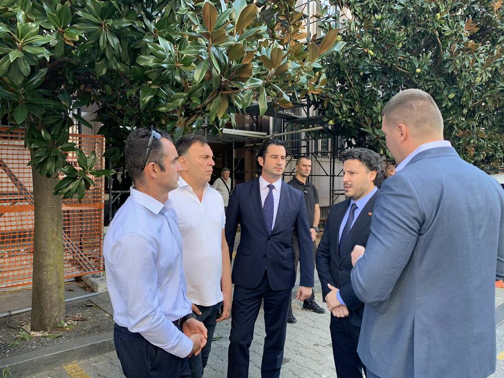 <p>Abazović, Kovač i Adžić posjetili stan iz kojeg je probijen tunel do Višeg suda</p>