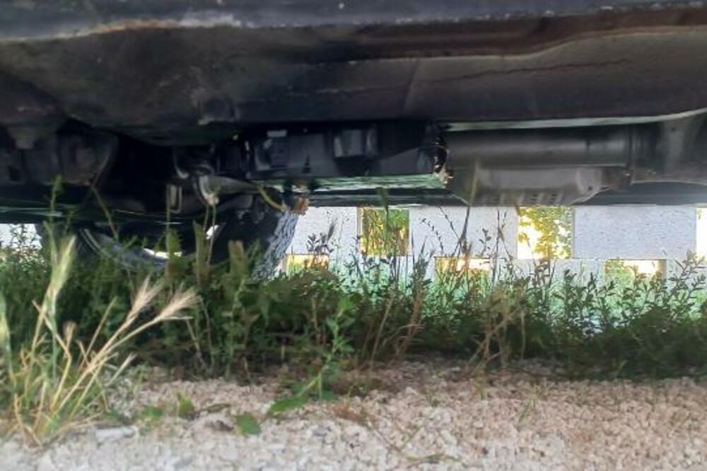 Naprava postavljena ispod auta, Foto: Uprava policije