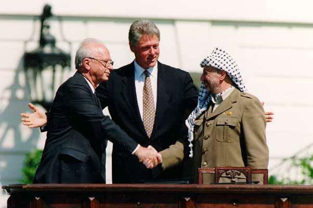 Potpisnici sporazuma iz Osla: Premijer Izraela Jicak Rabin, predsjednik Sjedinjenih Američkih Država Bil Klinton i predsjednik Palestinske oslobodilačke organizacije Jaser Arafat, Foto: Ambasada Palestine u Crnoj Gori