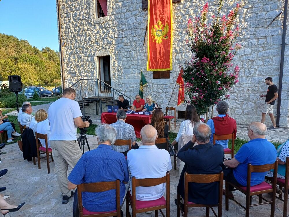 <p>Prema riječima Milenka Perovića knjiga “predstavlja klasično djelo crnogorske istorijske nauke”</p>