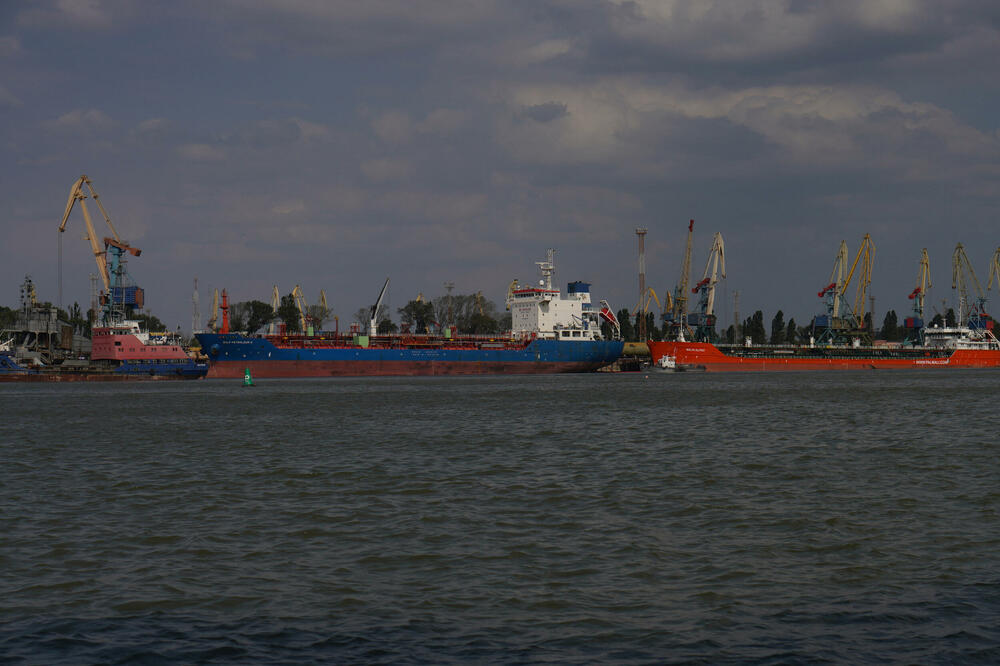 Pogled na Izmail, ukrajinsku luku na Dunavu iz rumunskog grada Plauru, Foto: Reuters