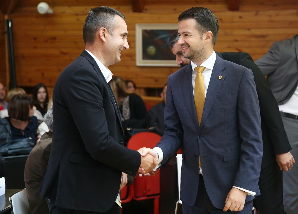 <p>"Čvrsto vjerujem da ekološka, ekonomska i socijalna komponenta društva mogu činiti jedinstven sklad i moji napori će biti usmjereni u pravcu ohrabrivanja novih inicijativa i pragmatičnog prustupa koji će inspirisati sve društvene činioce na dalje korake", saopštio je Milatović</p>