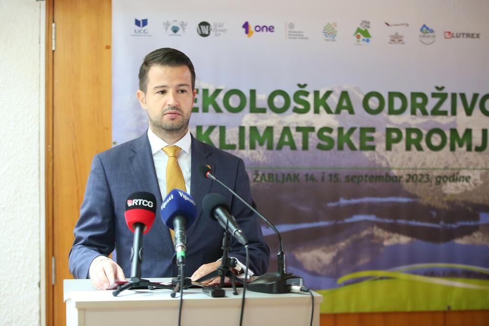 <p>"Čvrsto vjerujem da ekološka, ekonomska i socijalna komponenta društva mogu činiti jedinstven sklad i moji napori će biti usmjereni u pravcu ohrabrivanja novih inicijativa i pragmatičnog prustupa koji će inspirisati sve društvene činioce na dalje korake", saopštio je Milatović</p>