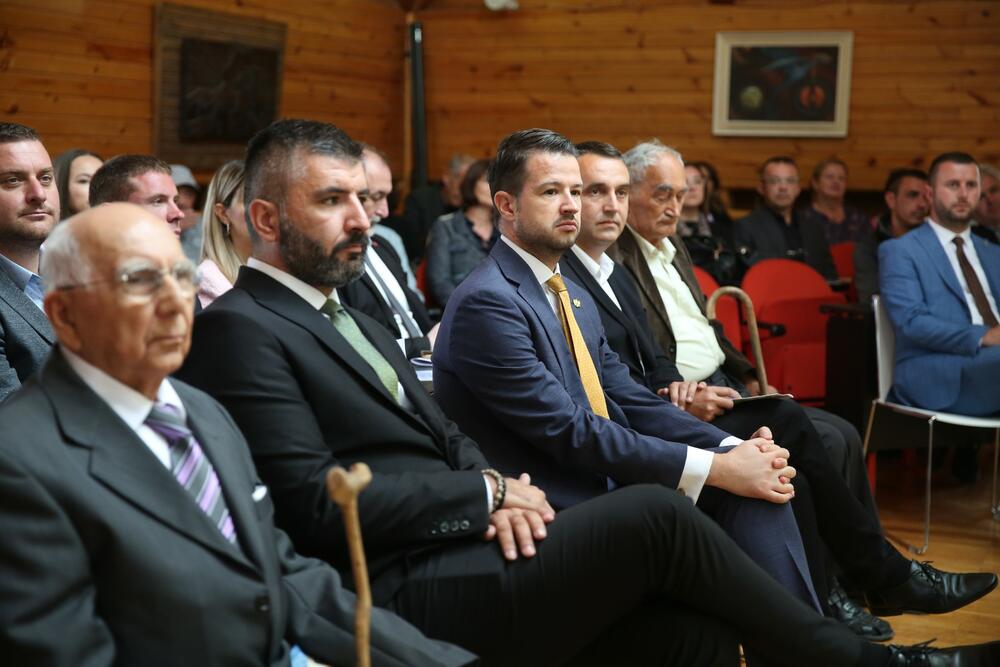 <p>"Čvrsto vjerujem da ekološka, ekonomska i socijalna komponenta društva mogu činiti jedinstven sklad i moji napori će biti usmjereni u pravcu ohrabrivanja novih inicijativa i pragmatičnog prustupa koji će inspirisati sve društvene činioce na dalje korake", saopštio je Milatović</p>