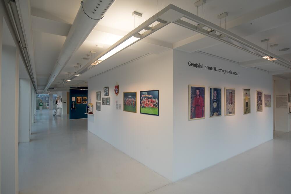 <p>Na Cetinju otvorena izložba "Pravi san velikih prijatelja - fudbal u Crnoj Gori"</p>