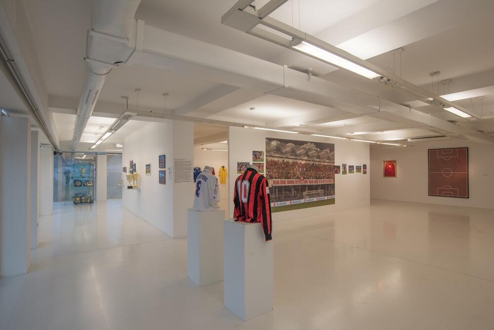 <p>Na Cetinju otvorena izložba "Pravi san velikih prijatelja - fudbal u Crnoj Gori"</p>