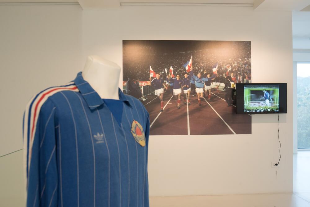 <p>Na Cetinju otvorena izložba "Pravi san velikih prijatelja - fudbal u Crnoj Gori"</p>