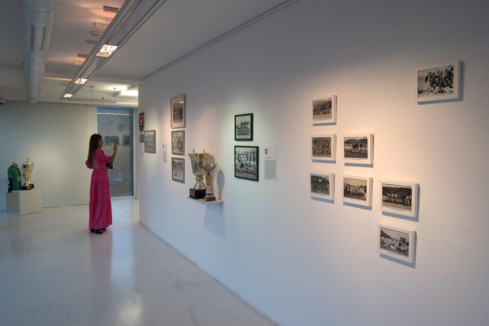 <p>Na Cetinju otvorena izložba "Pravi san velikih prijatelja - fudbal u Crnoj Gori"</p>