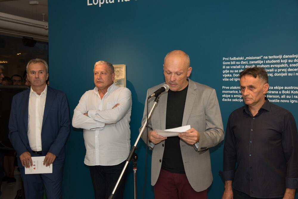 <p>Na Cetinju otvorena izložba "Pravi san velikih prijatelja - fudbal u Crnoj Gori"</p>