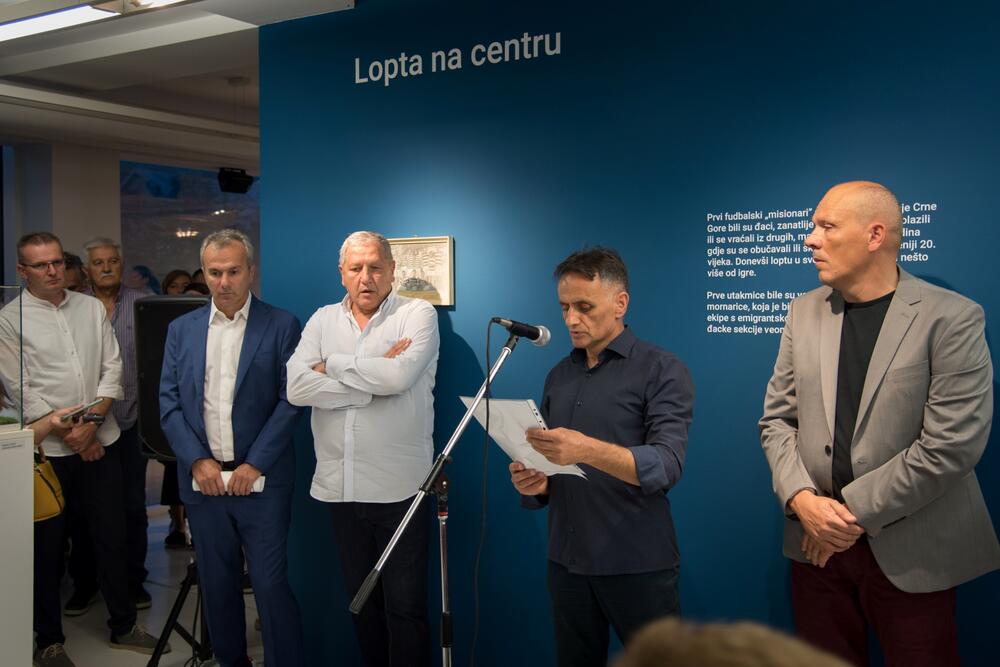 <p>Na Cetinju otvorena izložba "Pravi san velikih prijatelja - fudbal u Crnoj Gori"</p>