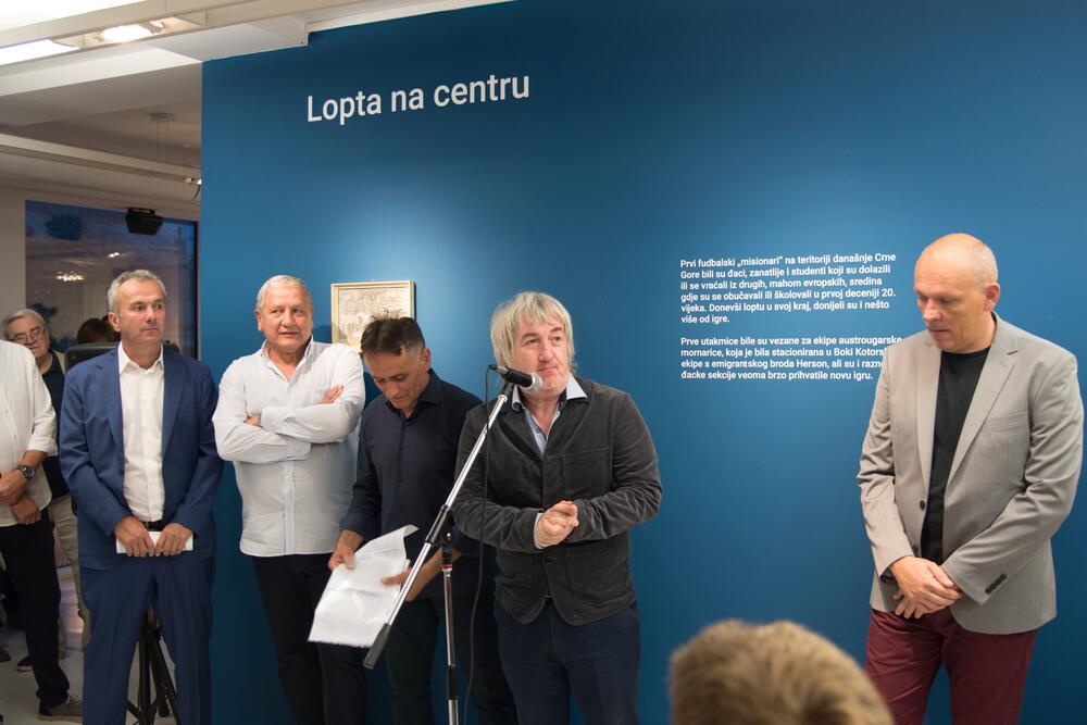 <p>Na Cetinju otvorena izložba "Pravi san velikih prijatelja - fudbal u Crnoj Gori"</p>