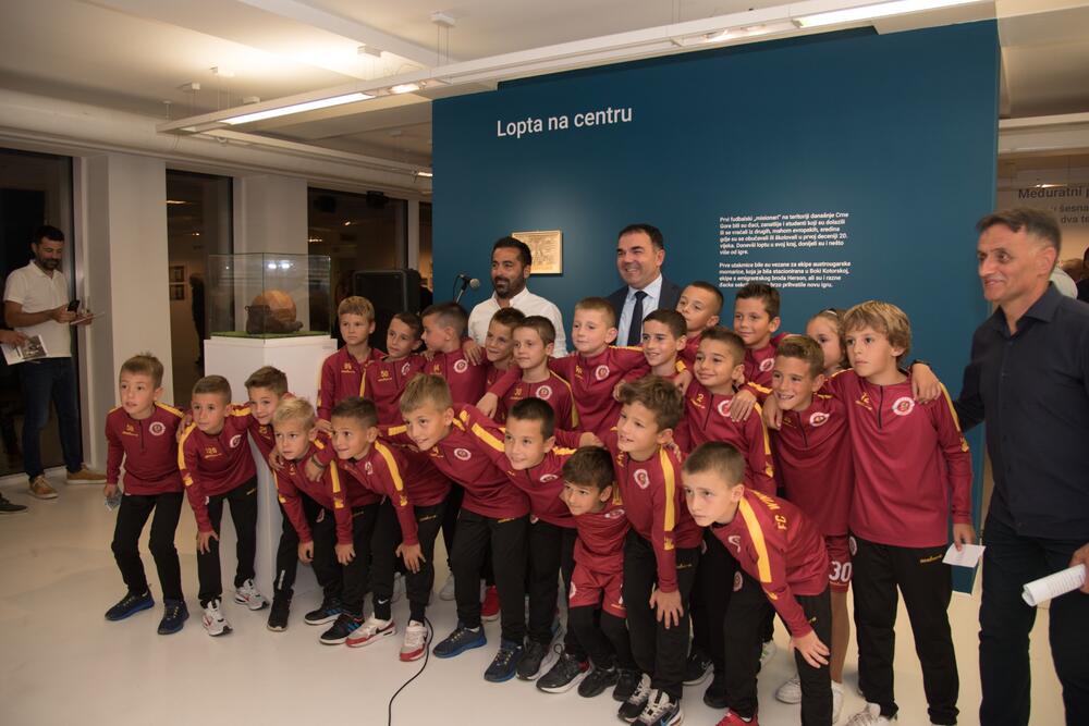 <p>Na Cetinju otvorena izložba "Pravi san velikih prijatelja - fudbal u Crnoj Gori"</p>