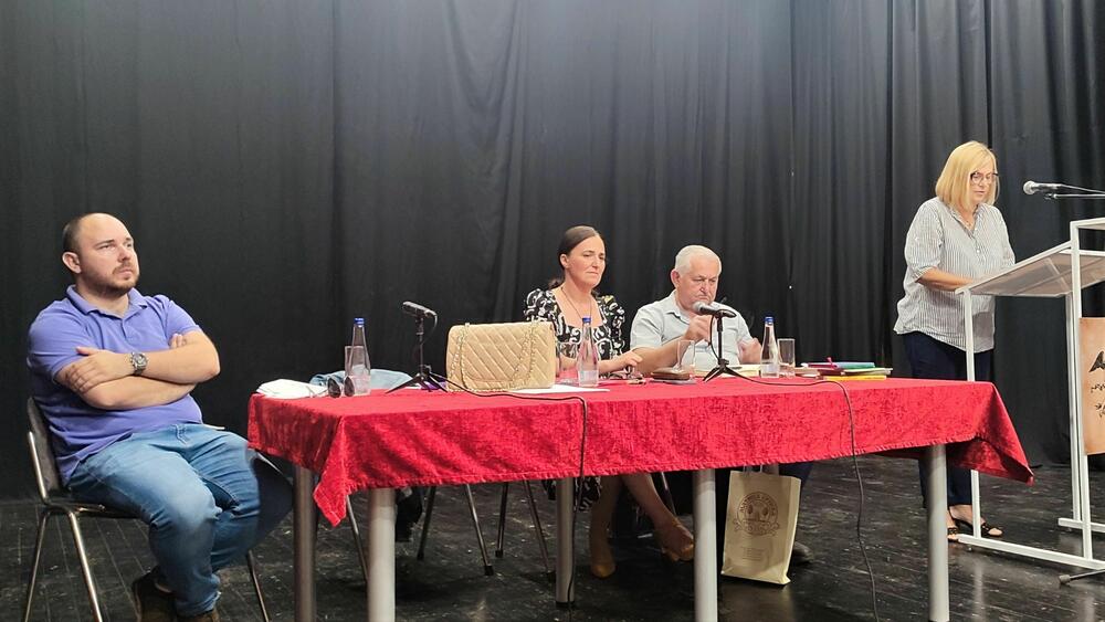 Sa tribine: Tomić za govornicom