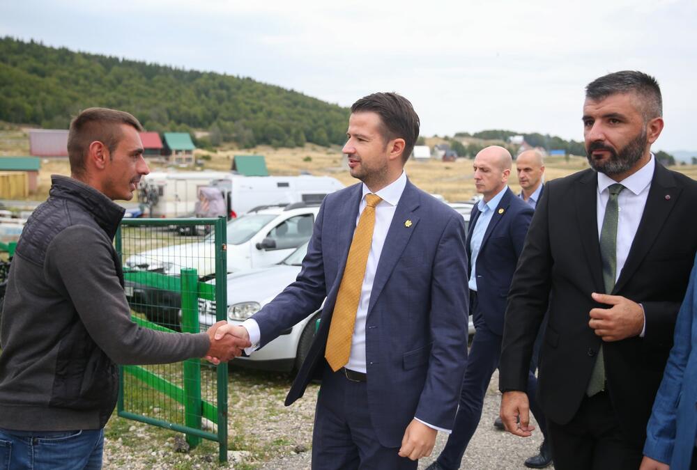 <p>"Čvrsto vjerujem da ekološka, ekonomska i socijalna komponenta društva mogu činiti jedinstven sklad i moji napori će biti usmjereni u pravcu ohrabrivanja novih inicijativa i pragmatičnog prustupa koji će inspirisati sve društvene činioce na dalje korake", saopštio je Milatović</p>