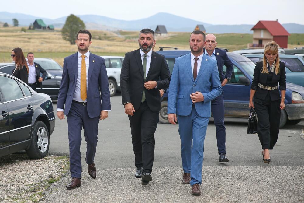 <p>"Čvrsto vjerujem da ekološka, ekonomska i socijalna komponenta društva mogu činiti jedinstven sklad i moji napori će biti usmjereni u pravcu ohrabrivanja novih inicijativa i pragmatičnog prustupa koji će inspirisati sve društvene činioce na dalje korake", saopštio je Milatović</p>