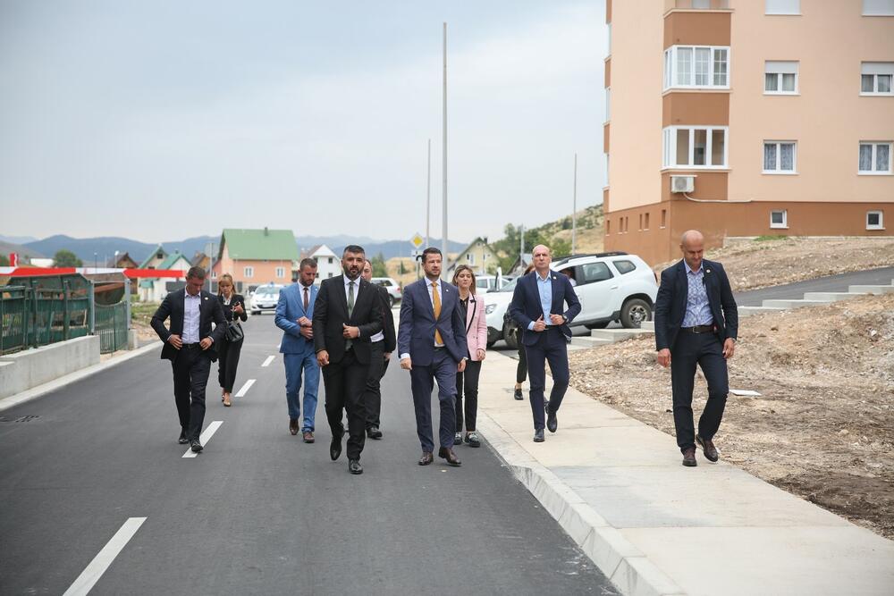 <p>"Čvrsto vjerujem da ekološka, ekonomska i socijalna komponenta društva mogu činiti jedinstven sklad i moji napori će biti usmjereni u pravcu ohrabrivanja novih inicijativa i pragmatičnog prustupa koji će inspirisati sve društvene činioce na dalje korake", saopštio je Milatović</p>