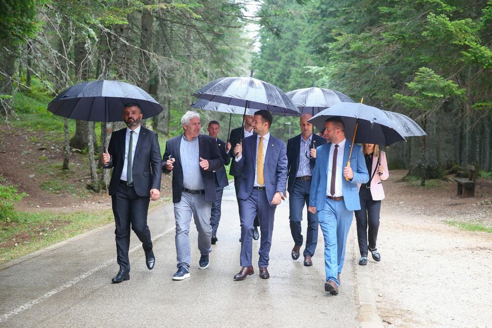 <p>"Čvrsto vjerujem da ekološka, ekonomska i socijalna komponenta društva mogu činiti jedinstven sklad i moji napori će biti usmjereni u pravcu ohrabrivanja novih inicijativa i pragmatičnog prustupa koji će inspirisati sve društvene činioce na dalje korake", saopštio je Milatović</p>